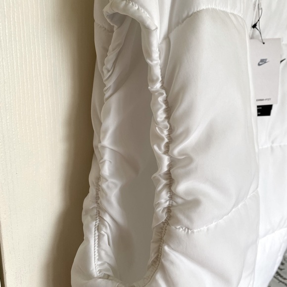NWT Nike Oversized Puffer Vest Size Large - Picture 3 of 4